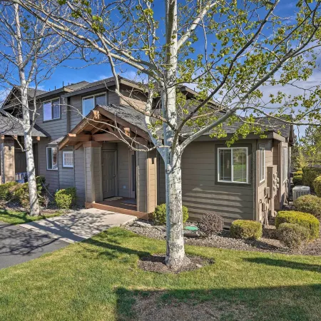 Redmond Resort Townhome w/ Private Hot Tub
