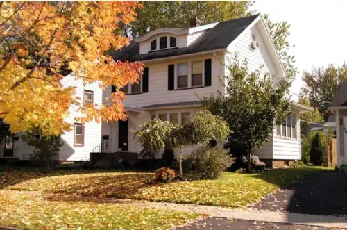Entire home in quaint neighborhood -walk to restaurants and close to everything!