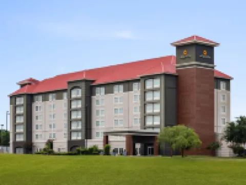 La Quinta Inn & Suites by Wyndham Arlington North 6 Flags Dr Hotels in Arlington