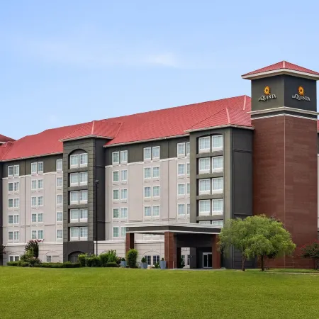 La Quinta Inn & Suites by Wyndham Arlington North 6 Flags Dr
