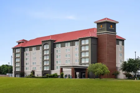 La Quinta Inn & Suites by Wyndham Arlington North 6 Flags Dr