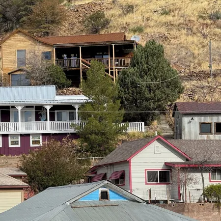 3-Bedroom Cabin in Old Bisbee Отели в г. Бисби