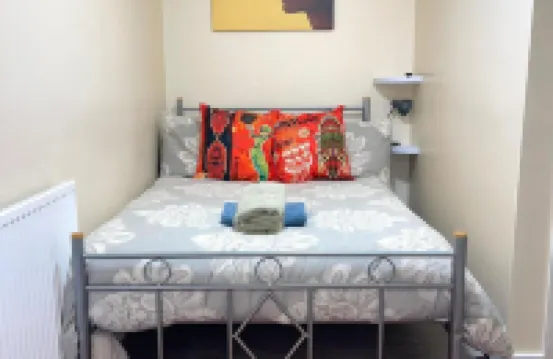 House - Sleeps 10 - Garden - Parking