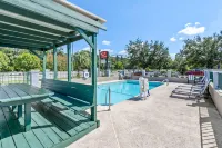 Econo Lodge - Pools