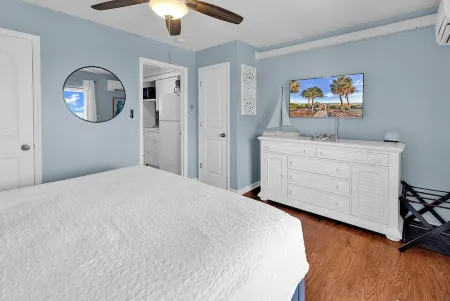 "Life's a Beach" 1 block from beach, pier and inlet boardwalk. Отели рядом с достопримечательностью «TPC Myrtle Beach»