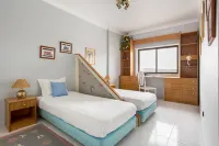 GuestReady - Vibrant flat with  balcony