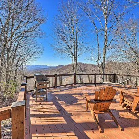 Spacious Franklin Cabin w/ Mountain Views!