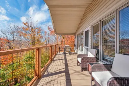 SkiView Cabin - 4BR, Cozy and Modern ~ Sleeps 10