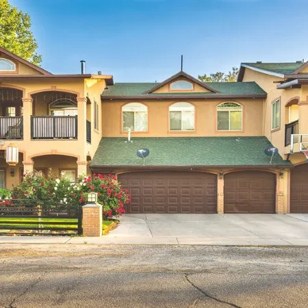 New Build Luxurious Modern Apartment With a Private Garage And a Covered Porch