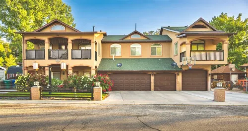 New Build Luxurious Modern Apartment With a Private Garage And a Covered Porch