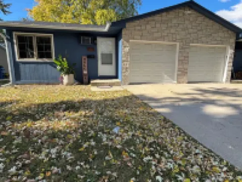 Charming 2-bedroom house with Feather Theme , WiFi in excellent Aurora 奧羅拉酒店