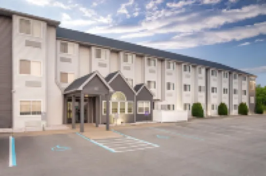 Spark by Hilton Clarion Hotels in Monroe Township