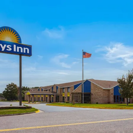 Days Inn by Wyndham Eagle River Отели в г. Игл Ривер