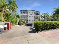 2-Bed Escape with Pool, Steps From Torquay Beach