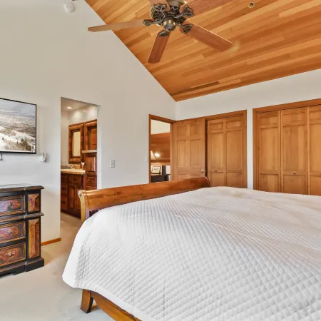 Perfect Getaway! Lakeside at Deer Valley 4bd – Pool, Hot Tub, A/C, Walk to Slopes & Main St