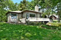 Cheif Lake Lodge 4 Bedroom Home by RedAwning - parking