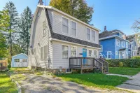 Walk to Main Street! Updated Norwich Home - Homestays