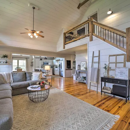 Ideal for Families! Lake Toxaway Getaway w/ Deck Отели в г. Хогбек