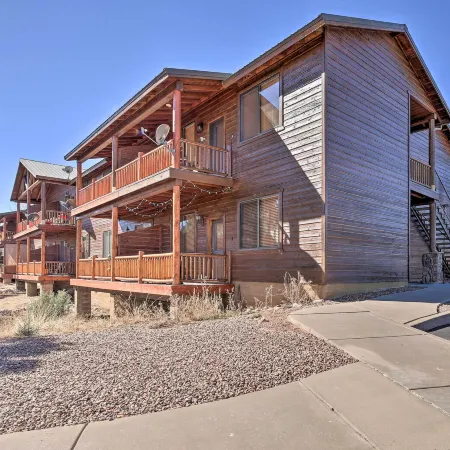 Show Low Condo w/ Grill, Near Lake & Trails!