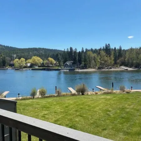 Bigfork Waterfront Condo Отели в г. Бигфорк