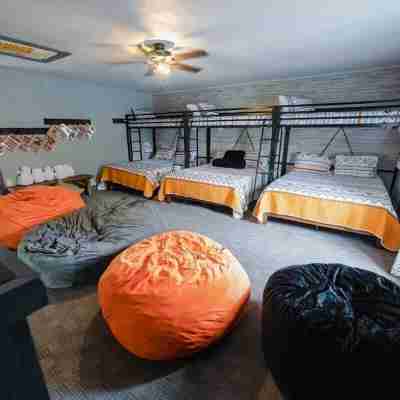Riverfront Farmhouse. Walking distance to awesome! Rooms