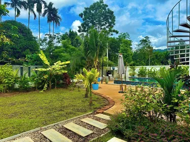 รูปภาพของวิลล่าที่สวยงามในป่า