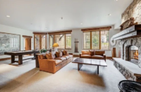 Refined 5 Br Private Home with Private Hot Tub