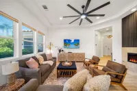 Stylish 2BR w Spa Patio - balcony