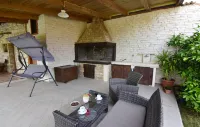 Villa with private pool and garden retreat -  Ferienhäuser
