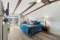 Driftwood Den Condo for 2 - Apartments