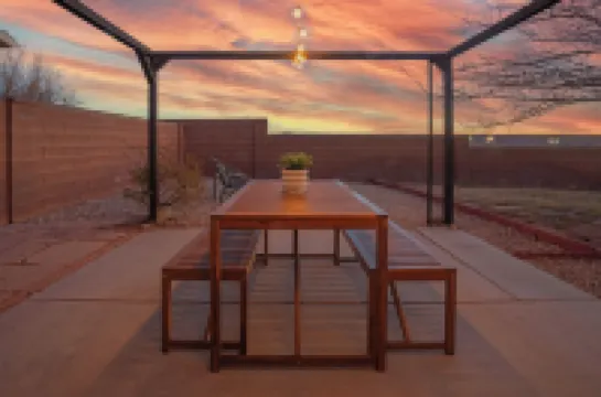 Modern retreat, great views, games galore..