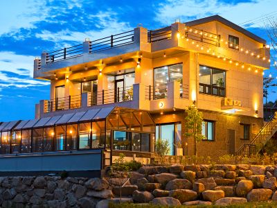Geochang Sunflower Pool Villa Pension