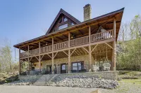 210-acre Cabin w/ Trails & Hot Tub in Tuscumbia! - Homestays