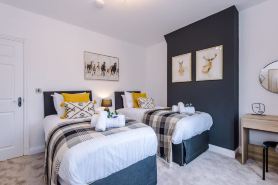 Stunning 3-bed House Amazing Location Sleeps 5