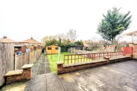 GuestReady -  Spacious 4Bed with Backyard - Wifi