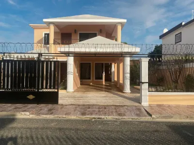 Large House With AC Wifi Parking Ideal for Families Hotels in 