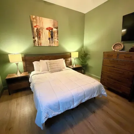 Private Apartment Style Suite. Close to National Parks. Отели в г. Кловис