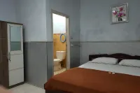 Hotel O Qq Kost Near Pantai Kebesaran Beach - parking