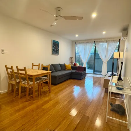 Charming Guest Room Near MacArthur Station in Lyneham