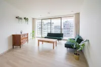 Spacious City Retreat with Balcony - Apartments