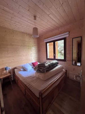 Cosy Chalet les Angles with Superb Lake and Mountain Views - Sleeps 4