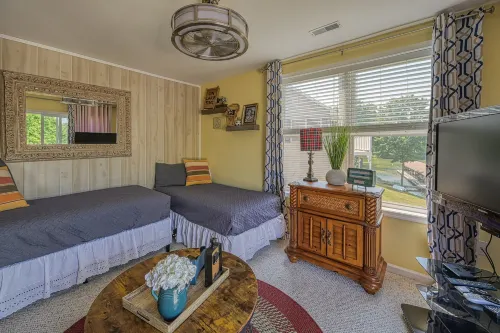 Beautiful Waterfront Townhouse w/ Perfect Location, Fireplace & Wifi