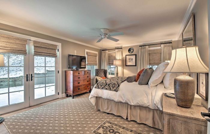 2 Living Areas + Fireplace: Mirror Lake Cottage!