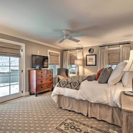 2 Living Areas + Fireplace: Mirror Lake Cottage!