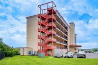 Walk to Bristol Motor Speedway: Retreat w/ Pool! - 3 estrellas