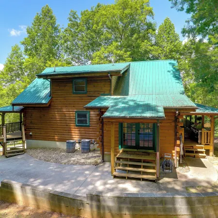 Marion Cabin w/ Wrap-Around Deck & Outdoor Kitchen