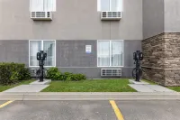 Days Inn & Suites by Wyndham Thunder Bay - parking