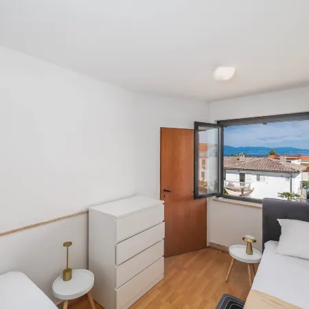 Charming Studio Rental in Malinska with Garden View