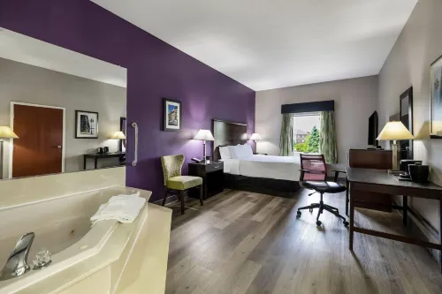 La Quinta Inn & Suites by Wyndham Louisville East - Parkering