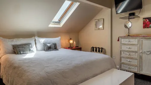 The Penthouse by Avantstay Downtown Condo + Cal King Beds Historic Bates Plaza, Paso Robles - Homestays